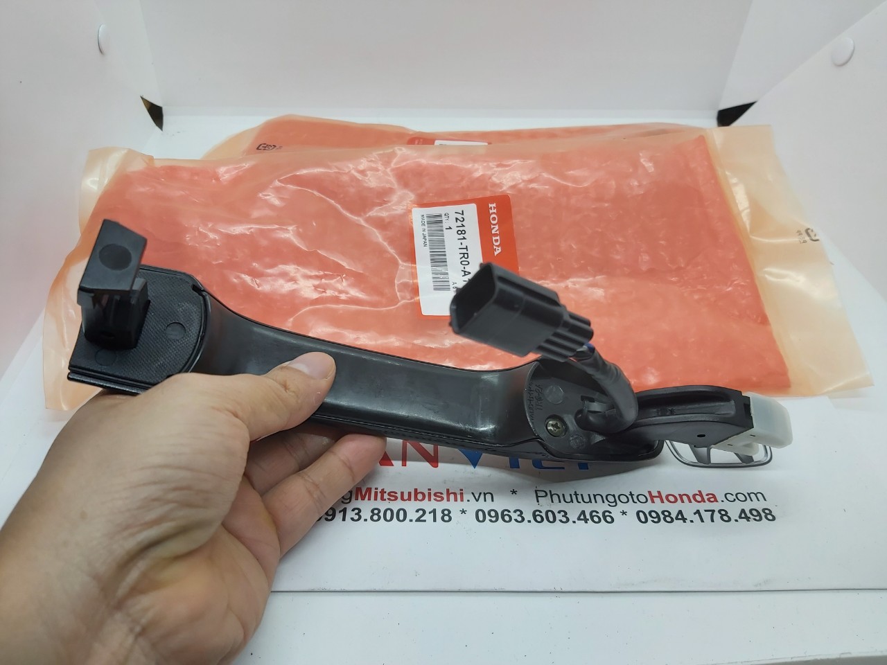 Tay mở cửa ngoài xe Honda CRV